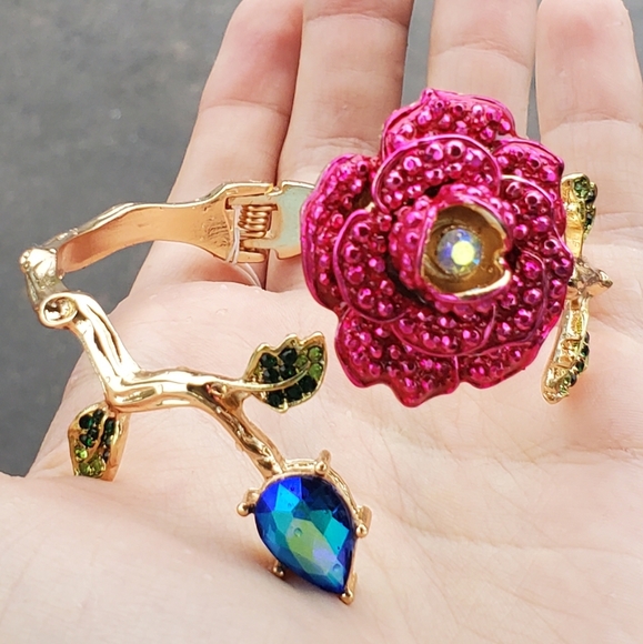 NWT Betsey Johnson Rose Hinged Bangle Bracelet, gold toned - Picture 15 of 17